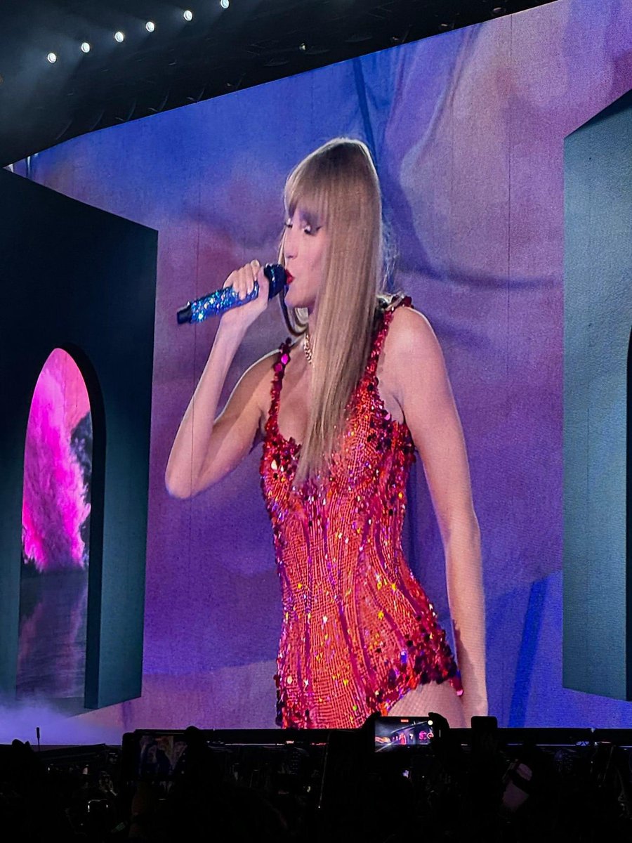 Taylor Swift debuta nuevo bodysuit de color naranja para 'Lover' en la primera noche del 'The Eras Tour' en Europa desde París. — La artista ha agregado 'THE TORTURED POETS DEPARTMENT' al intro de la gira, confirmando que la nueva era estará presente a partir de ahora en el…