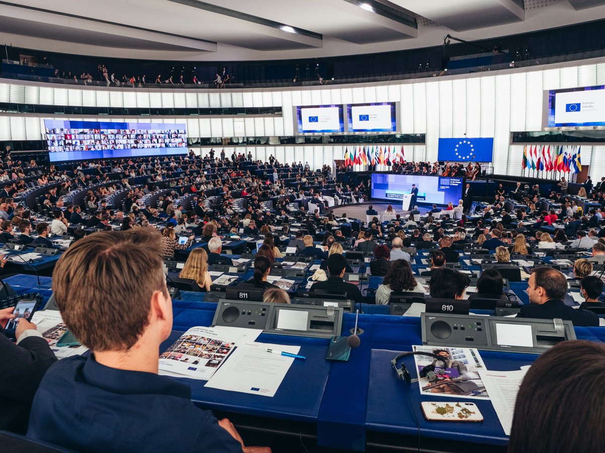 2️⃣ years ago we celebrated #EuropeDay by concluding the #CoFoE: the largest ever exercise in #DeliberativeDemocracy with 800 randomly selected citizens from all over #EU! The @EU_Commission has delivered on over 90% of proposals that were within its competence: #LeadingByDoing!