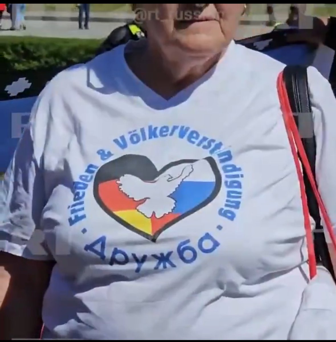 Also wegen diesem T Shirt, musste diese alte Dame die Veranstaltung verwiesen. ich stimme dem voll zu ! 👇👇👇👇 FRIEDEN & VÖLKERVERSTÄNDIGUNG was ist daran falsch ?