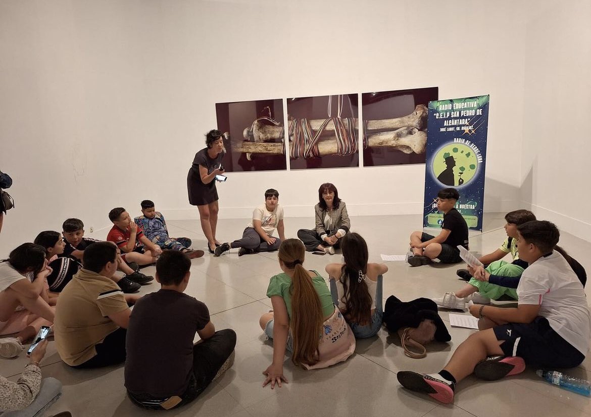 Los chicos y chicas del CEIP San Pedro de Alcántara han pasado una mañana genial en el museo. Han entrevistado a nuestra directora para su Radio de la Verde Luna y han disfrutado de nuestro taller monstruos inspirados por la expo Goya Hellboy. Gracias!!!