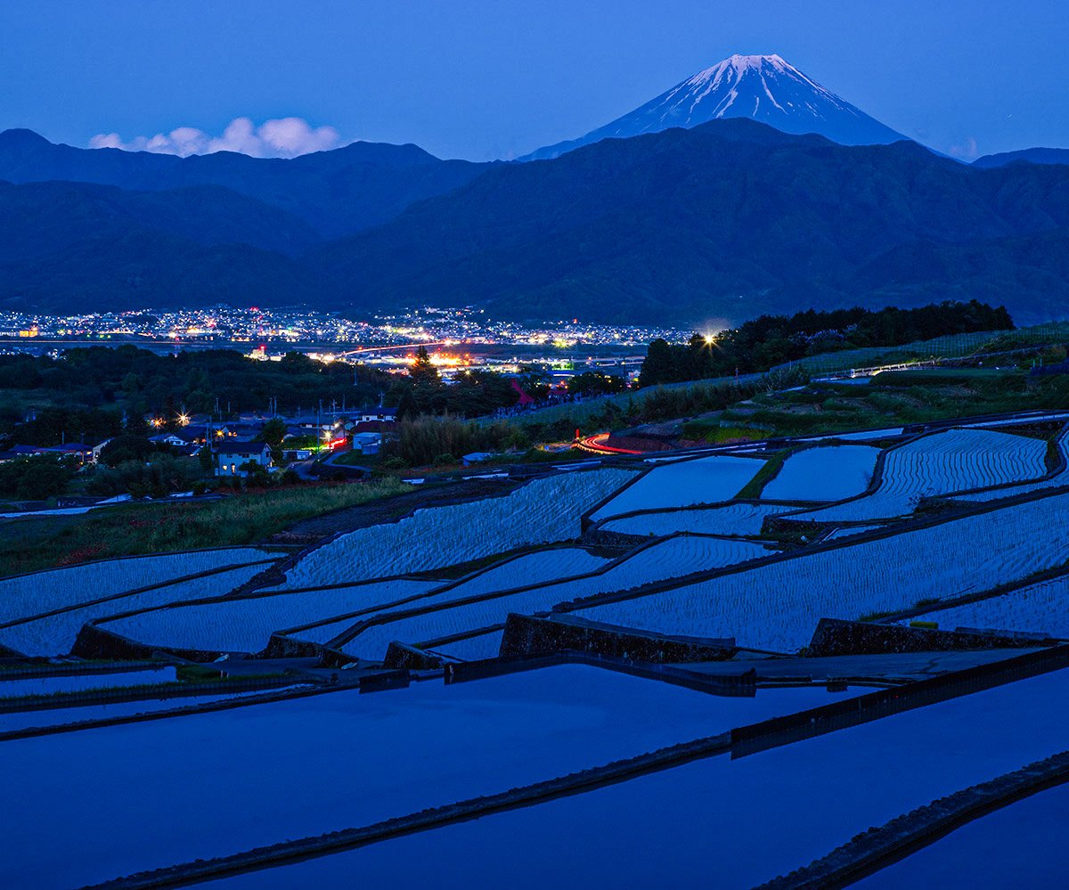 薄暮の棚田

南アルプス市で昨夕撮影

#富士山　#棚田　#mtfuji