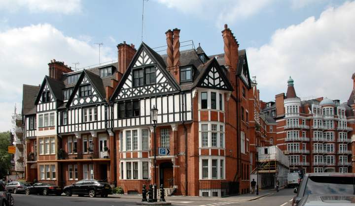 For #TudorThursday, a late-Victorian Tudor Revival block in Knightsbridge's Herbert Crescent, fabulously expensive to rent here. Just look at those chimneys! victorianweb.org/art/architectu…