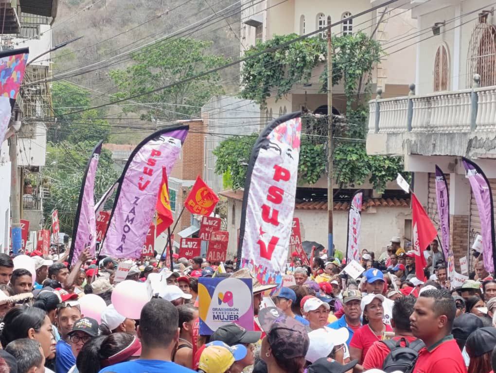 #EnFotos📸 Demostración de fuerza, lealtad y compromiso Revolucionario se vió hoy en Araira, municipio Zamora del estado #Miranda. #09May #NicoEsUnDuro