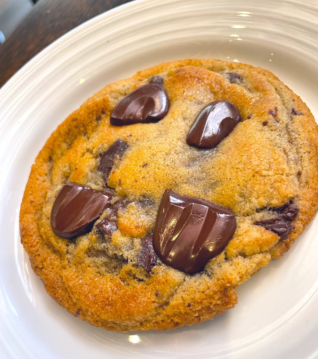 I’m ready to declare this right now the best chocolate chip cookie in Vegas. 
All it lacks is a mere wisp of Maldon 🧂 to make it perfect.
🍪😋

#1228Main #DTLV #cookieporn