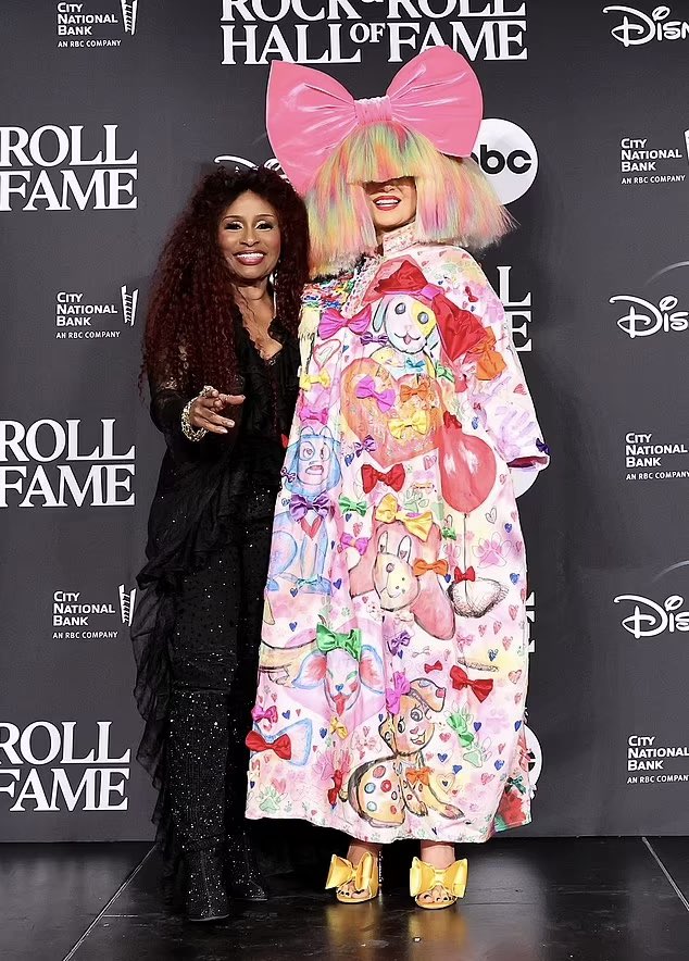 Two iconic QUEENS 👸 make sure to get your daily listens of 'Immortal Queen' in today!! sia.lnk.to/reasonablewoman
 - Team Sia

📸 @rockhall
