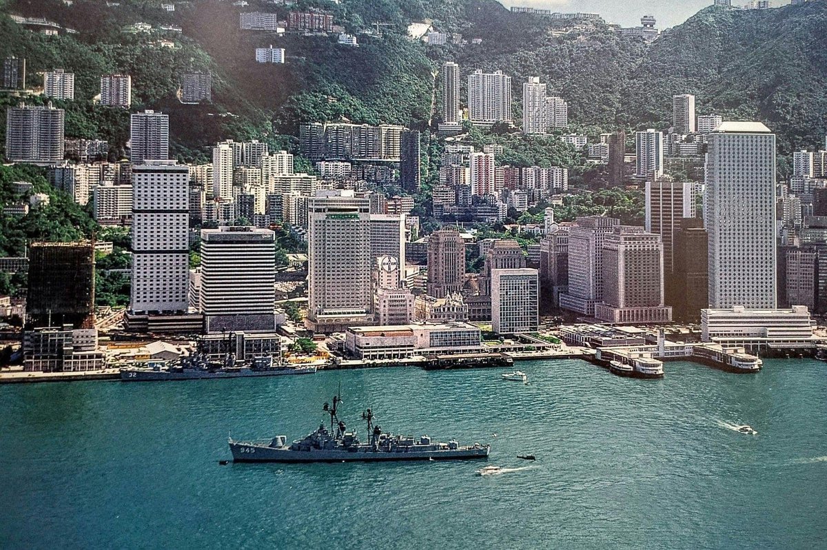 A less hectic Hong Kong in 1978. HMS Tamar was the land base for the RN, which you can see with a ship alongside. The other ship is USS Hull. The building on the right was (and probably still is) known as: 'The building of a thousand arseholes' 😆