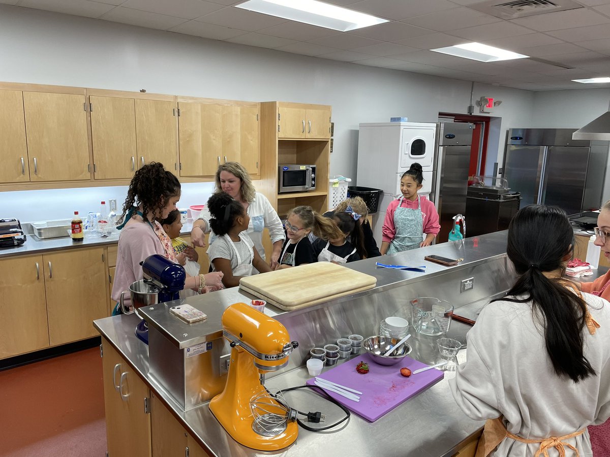🔴⚪️ Students from West Buncombe Elementary came by to perfect their pancake 🥞 recipe in the Erwin High Foods Lab today.  A lot of reading, math, and collaboration happening… Yes, Chef! 🔴⚪️ #WarriorPride