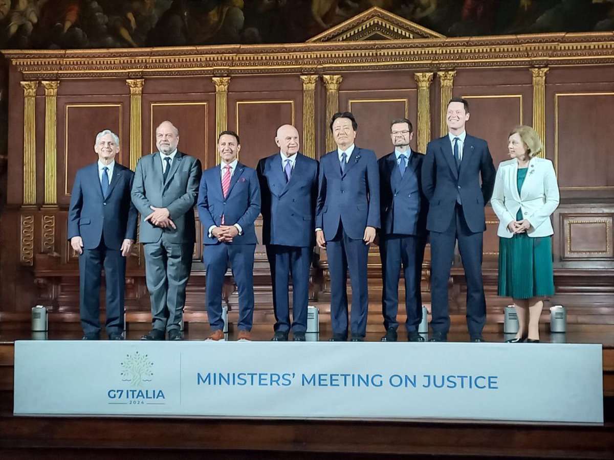 Avec mes homologues ministres de la justice du @G7 réunis à #Venise pour accélérer notre coopération concrète avec 2 priorités: ➡️Réaffirmer avec force notre soutien à l'#Ukraine. ➡️Renforcer la lutte contre la criminalité organisée alors que la France se dote d’outils nouveaux.