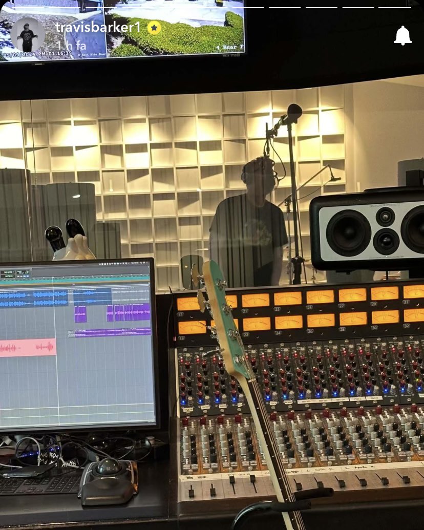 Mark is laying down vocals at Travis’s studio 👀 And tracking bass, too, apparently 👀 Tom’s guitar was also spotted in the room 👀
