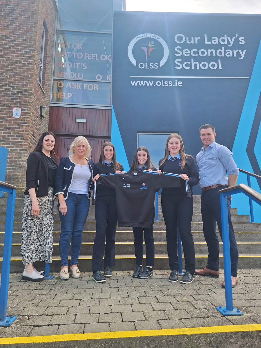Thanks to MAASDEC Fine Foods for sponsoring training tops for our 1st Year girls basketball team who play in All-Ireland play-offs this weekend. Pictured is Catherine McCaughey with Grace McQuillan, Emma McDermott, Grace Fleming, Ms. Carson (coach) & Principal Mr. Kelly.