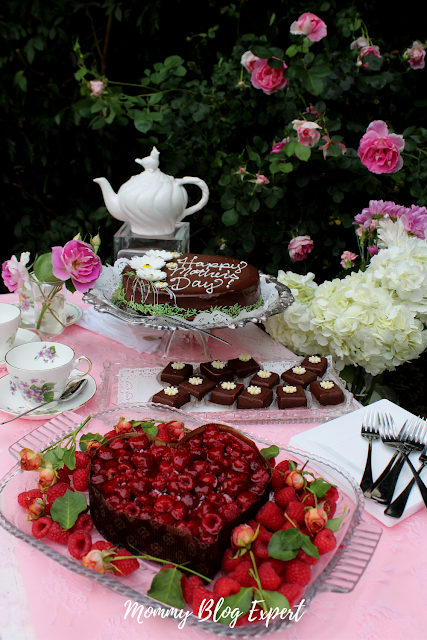 Create a backyard garden party with these ideas to celebrate Mother's Day in-person or virtually this Sunday mommyblogexpert.com/2020/05/virtua…