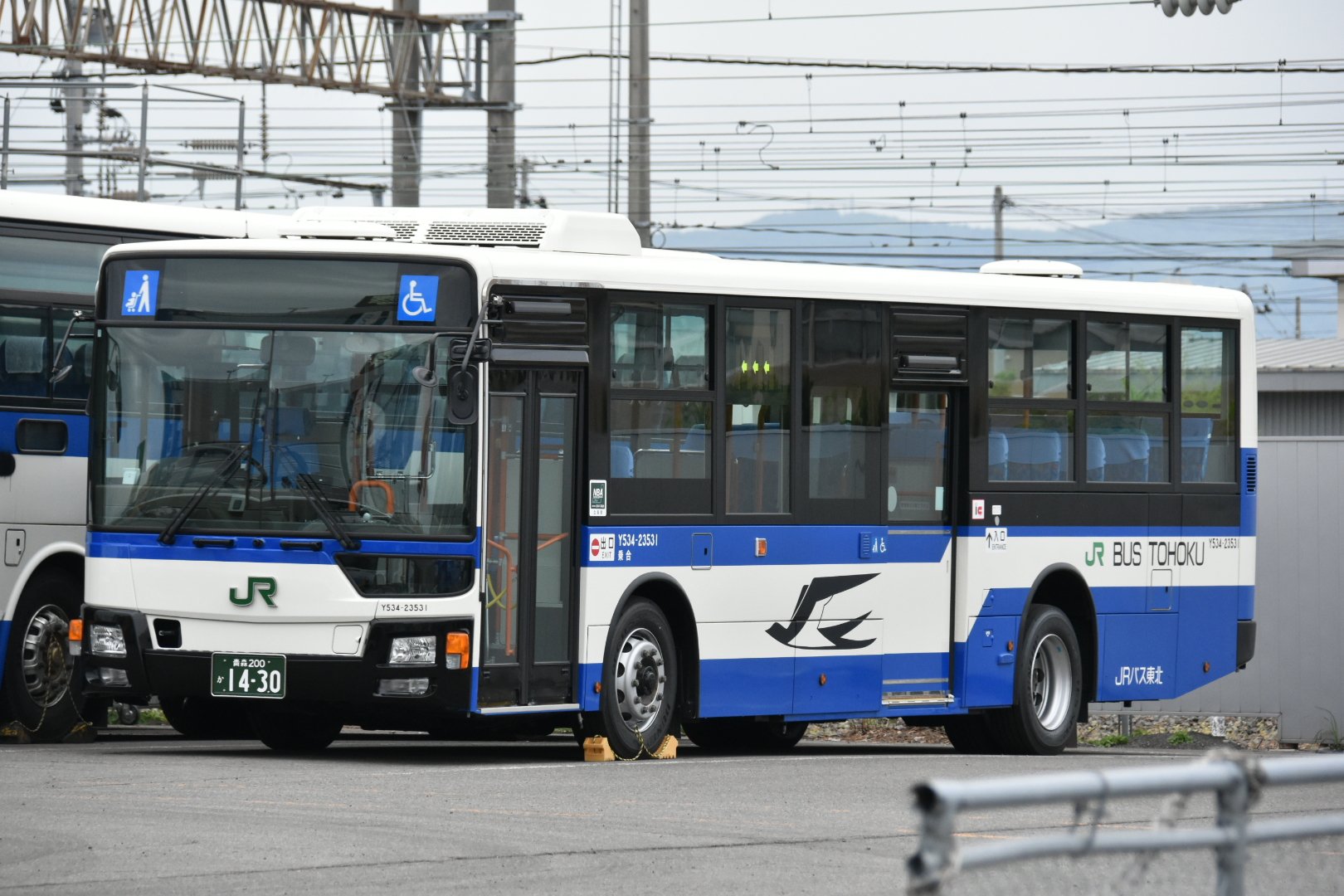 JRバス東北　日産3軸車 貸切運用車 JRバス東北 貸切車 : ざっしーのただ載せてゆくだけ
