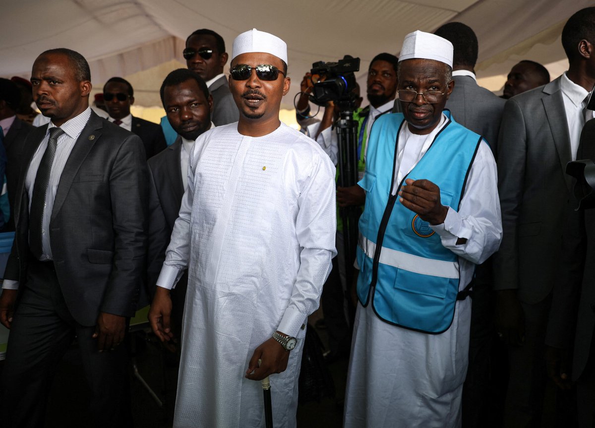 🔴📻 Édition spéciale #RFImatin 🇹🇩🗳️ #Tchad : Mahamat Idriss Déby donné vainqueur de l’#electionpresidentielle dès le premier tour 🕕 De 5h35-6h TU (7h35-8h Paris) Le direct ici 👉 rfi.my/direct.x 🎧 Soyez à l’écoute !