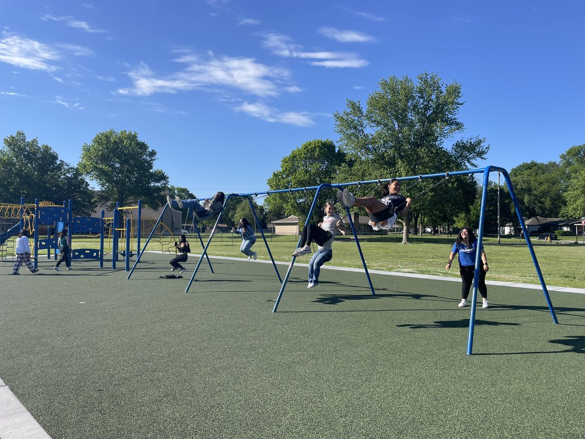 Today was our last visit to <a href="/WestviewElem/">Westview Elementary</a> as AVID seniors. I love these kids and it’s been my pleasure watching them grow into wonderful young adults. <a href="/OWNovacekOWLS/">Jay Novacek</a> <a href="/ADButlerOW/">ADButlerOW</a> <a href="/OlatheAVID/">OlatheAVID</a> One week to graduation!