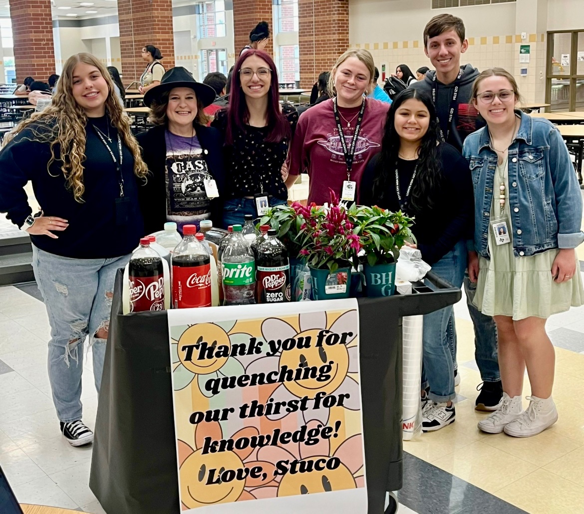 We thanked our staff for “quenching our thirst for knowledge” by serving up a drink cart and some prizes today! 🥤🪴 @RoyseCityHS