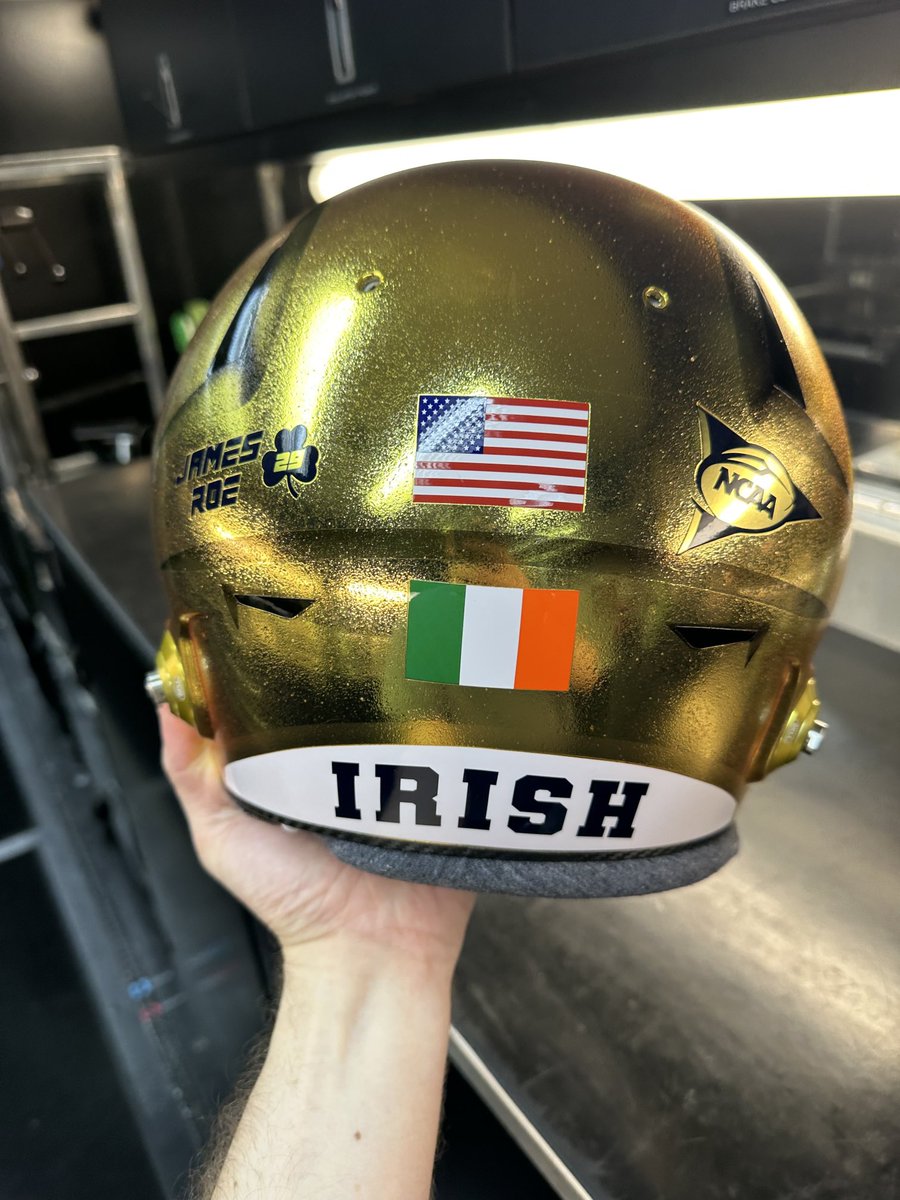 A look at the back of the ⁦@NDFootball⁩ themed racing helmet to be worn this weekend by ⁦@JamesRoe_IE⁩ in his ⁦@INDYNXT⁩ races ⁦@IMS⁩ ⁦@NDLoyal⁩ ⁦@AndrettiGlobal⁩