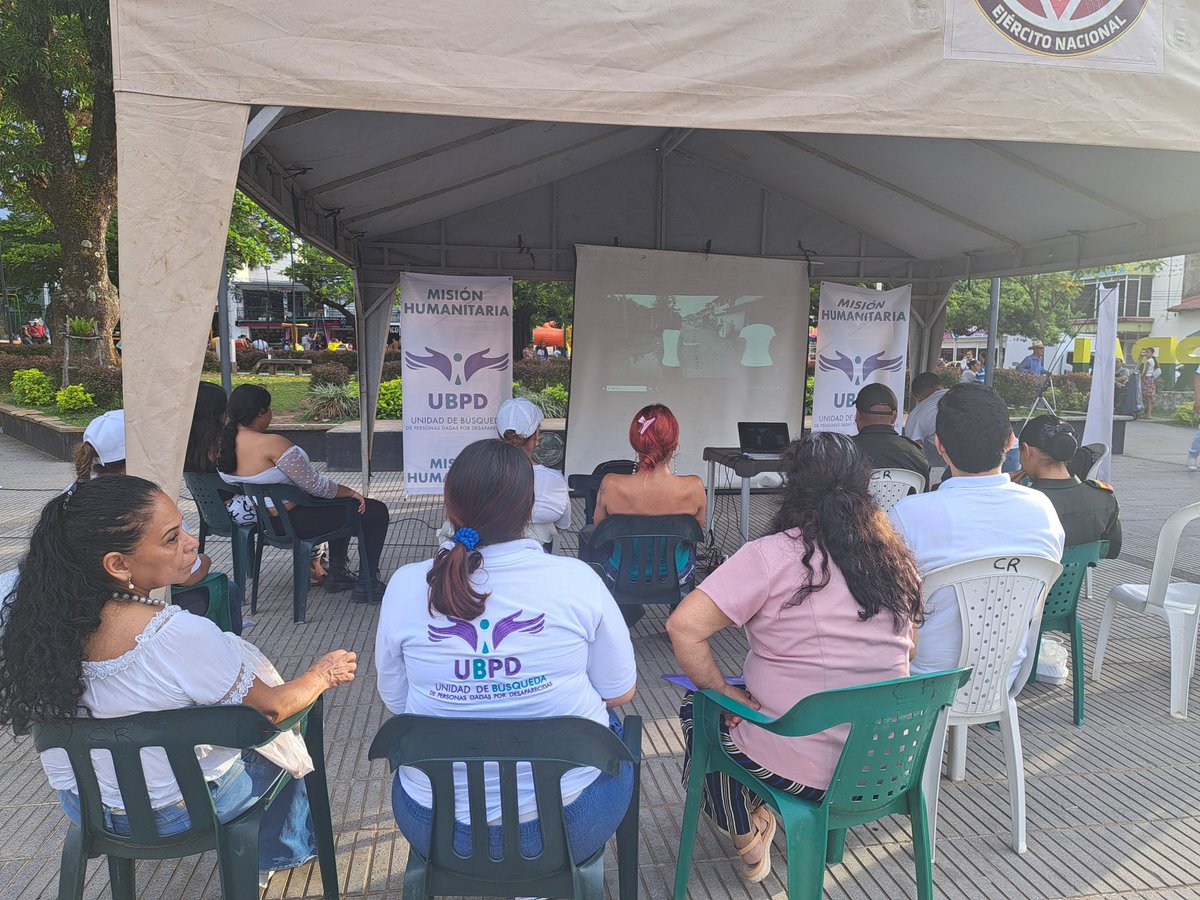 📍#ElCaminoDeLaBúsqueda llegó a Chaparral, Tolima. Con la intención de rendir un homenaje, expusimos la muestra fotográfica y proyectamos el documental #PorCieloYTierra. Dialogamos con la ciudadanía sobre la desaparición y la importancia de la búsqueda. #LaBúsquedaNosUne