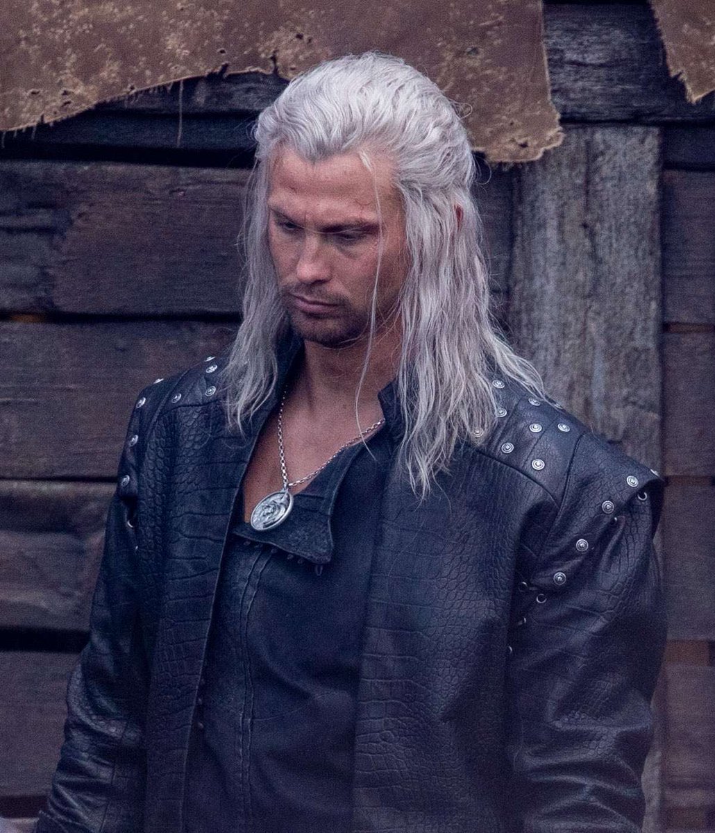 ICYMI: First look at Geralt's new jacket and wig in #TheWitcher Season 4, worn by Liam Hemsworth's stunt double