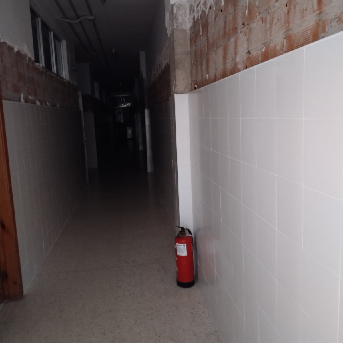judithtrejo's tweet photo. @ppcordobayto @eldiacordoba ¿Para cuando la finalización de #obras del #CeipCiudadJardín? Los #extintores siguen en el suelo y los #enchufes sin palabras..Rezo todos los días para que no pase ninguna desgracia
Seguimos esperando #CórdobaEsp https://t.co/GEYUhKuxbB
