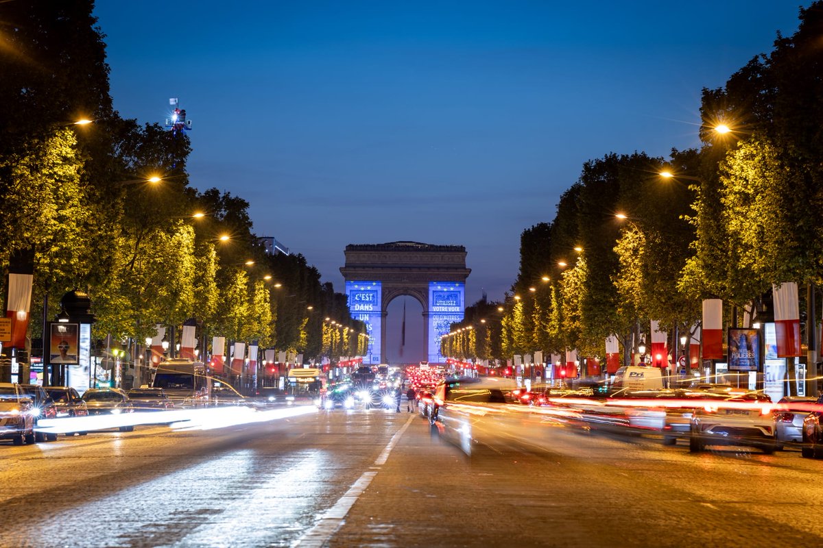 A l'occasion de la journée de l'Europe, l'Arc de triomphe a été illuminé en bleu aux côtés de bâtiments emblématiques des 27 capitales de l'UE. #JourneeDelEurope