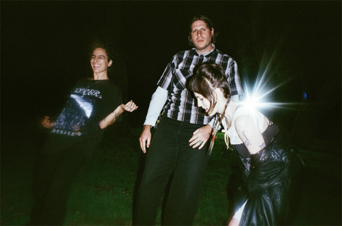 Bay Area trio Sour Widows (@sourwidows) are releasing their debut album, 'Revival of a Friend,' on June 28 via Exploding in Sound (@eisrecords). Now they have shared its latest single, the over eight-minute long “Staring Into Heaven/Shining.” undertheradarmag.com/news/sour_wido…