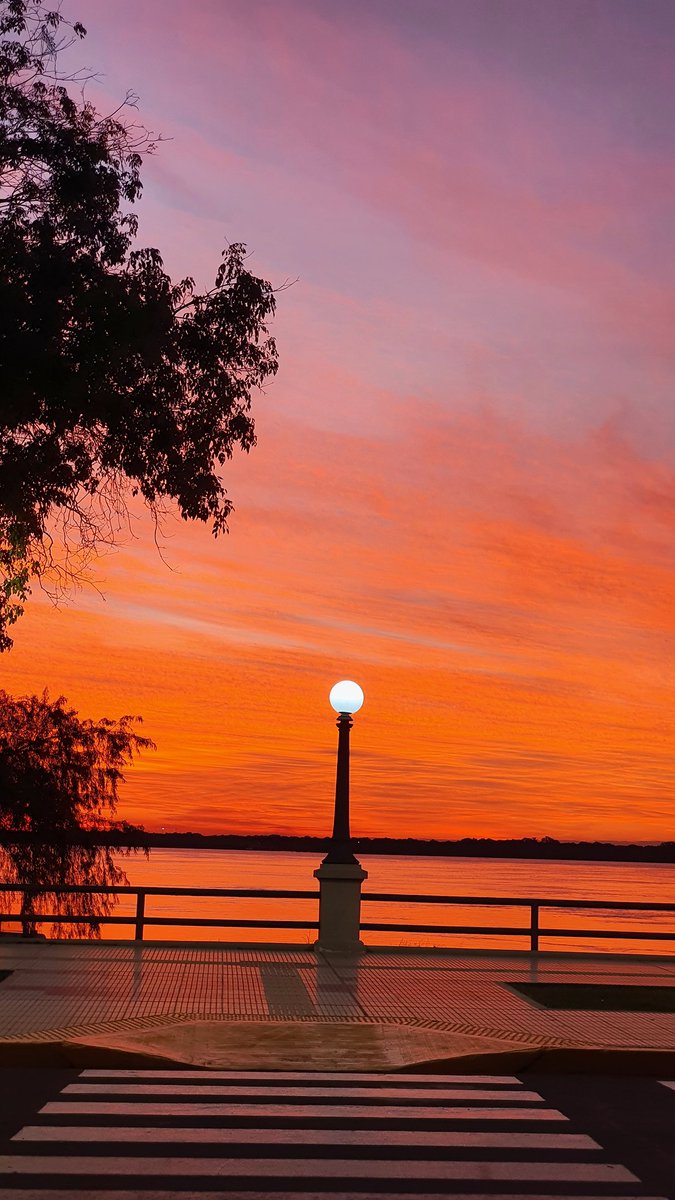 Corrientes tiene los mejores atardeceres del universo. Fin.