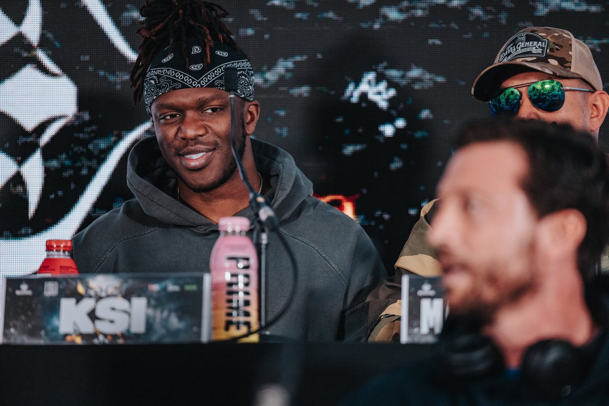 If you find someone who looks at you like a @KSI, they a keeper … 😂😘🥊