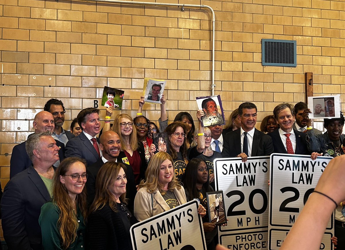 🚸#SammysLaw has been signed!

Lower speeds save lives. Incredibly proud to have sponsored this law & thank @CarlHeastie & colleagues for their support.

This victory would not have been possible without the tireless work of Sammy’s mother @amylcohen & @NYC_SafeStreets coalition.