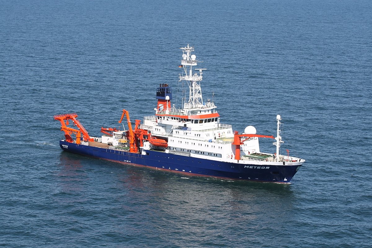 #tbt In 2012 during the M91 Cruise aboard the R/V Meteor in the coastal upwelling regions off of Peru, visiting @FulbrightPrgrm Scholar Daniel Kiefhaber measured wave slope probability distributions using the Reflective Stereo Slope Gauge (RSSG) that he developed based on the