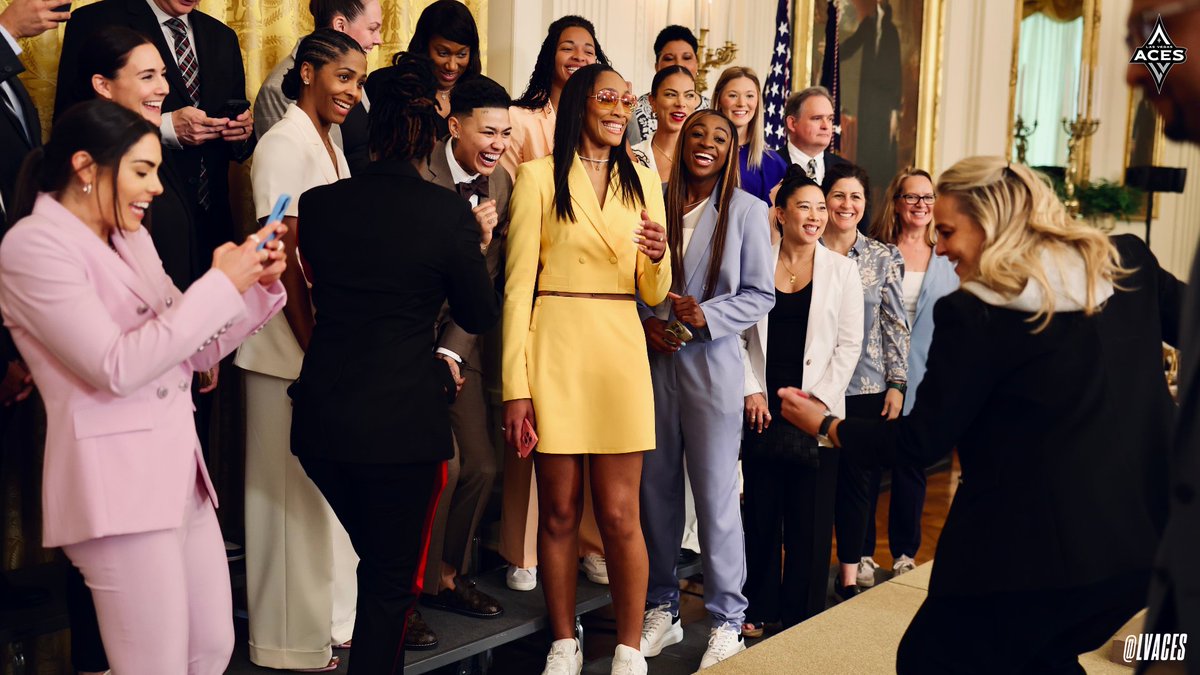 today's vibes in one photo: 😄🤳😁💃😆

@WhiteHouse // #ALLINLV