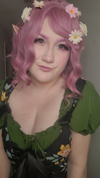 A cute elf finds you in the woods and asks if you in need of help.  What do you do? https://t.co/U3S