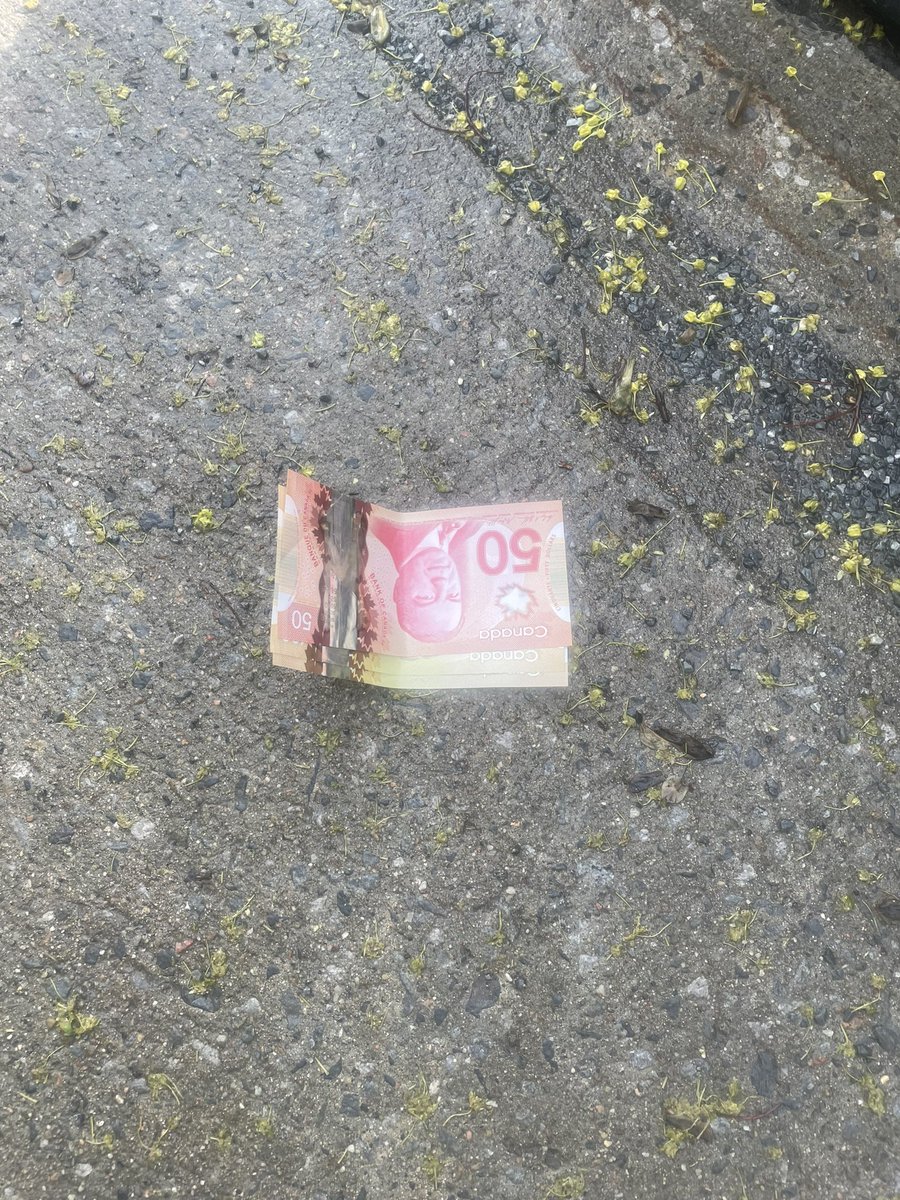 Oludeewon's tweet photo. I saw this money on my way home now.

People are passing by and nobody took it.

This is 250 Canadian 🇨🇦 dollars 😂😂😂

More than quarter of a million Naira 😂 https://t.co/awXvZVCnq8