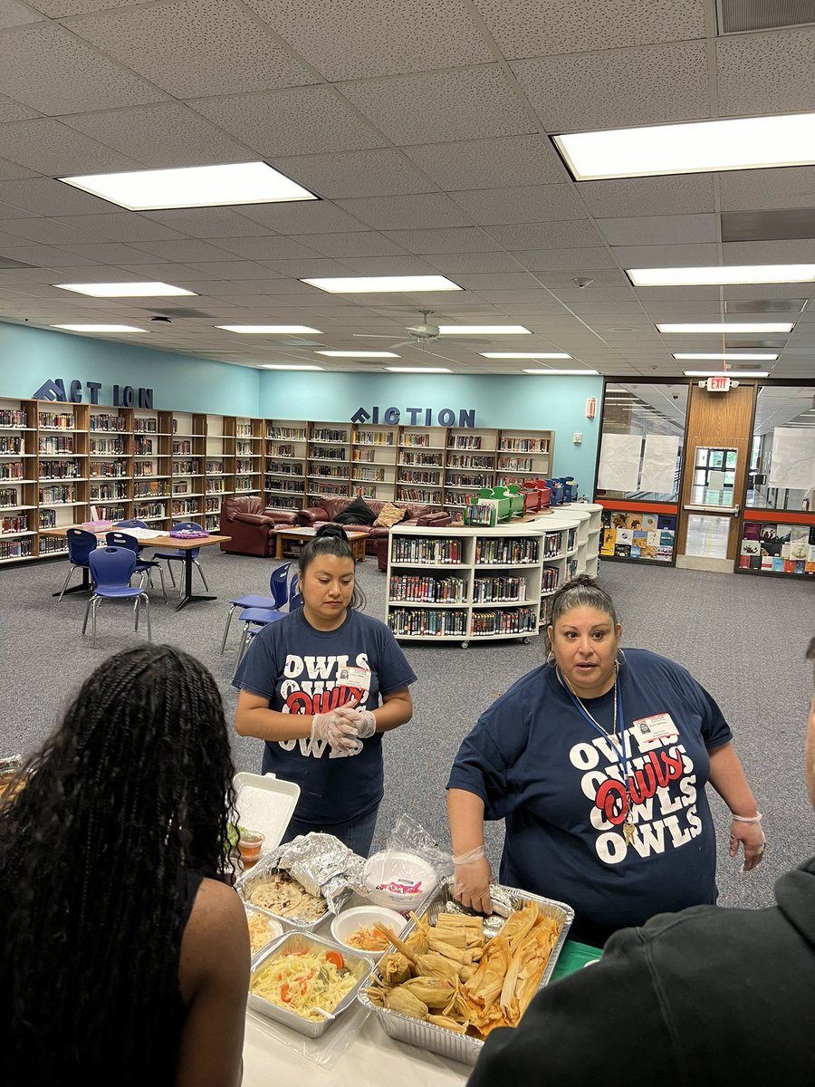 We love our parents and families who volunteered and fed our staff today for Teacher Appreciation Week! You all are the best! 💙❤️🦉 @OlleMightyOwls @Alief_Fame