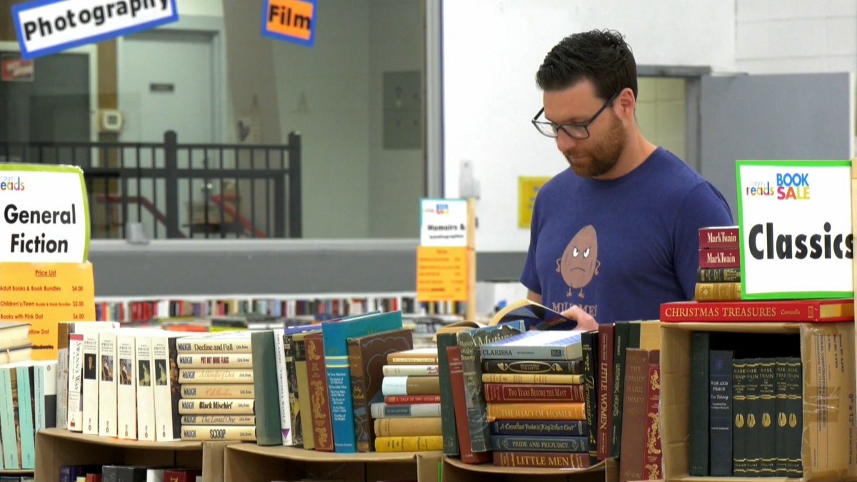 The Calgary Curling Club has been transformed into a massive used book store for the next 10 days. @CTVKevinFleming has more. #yyc #calgary calgary.ctvnews.ca/video/c2919397…