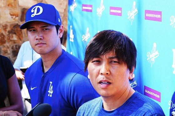 livedoornews's tweet photo. 【米報道】水原容疑者、独身だと偽装していた…既婚者なのに偽って税金申告
https://t.co/GZkJF6JXLQ

「CBSスポーツ」は、「司法取引によると、（2022年の所得税申告の際に）実際は結婚していたミズハラは偽って独身だと主張した」と伝えた。410万ドル（約6億3800万円）の所得が未申告だったという。 https://t.co/aXzrbVsK06