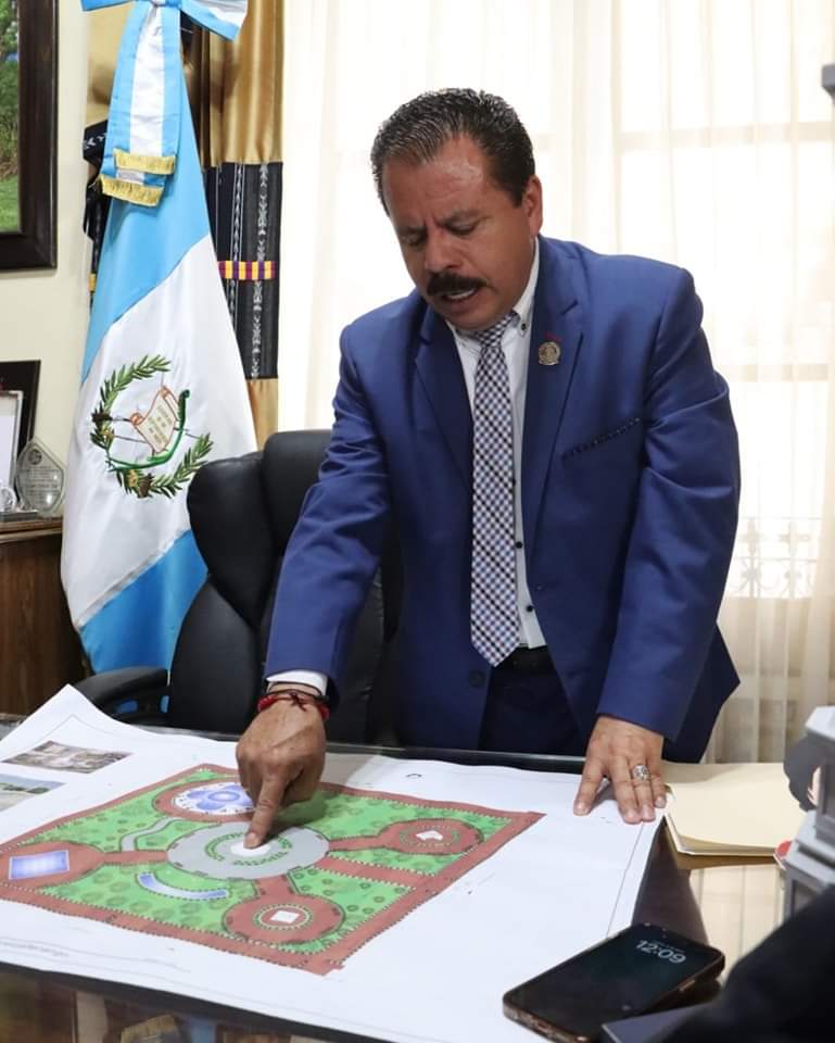 En Xela, el alcalde cometió un ecocidio en el parque Benito Juárez para construir esa mamarrachada de nuevo parque, me siento ofendido como arquitecto y cómo vecino, parece dibujo de la escuela.