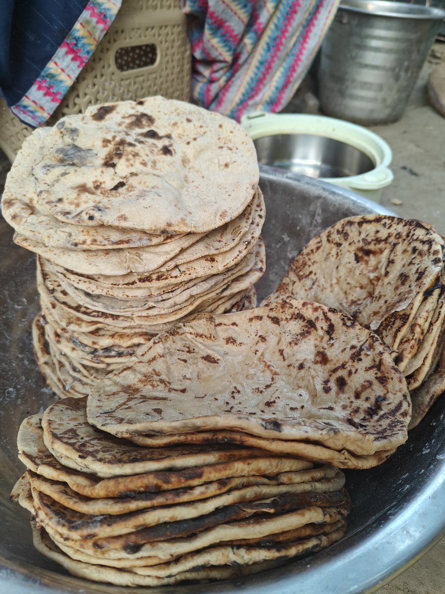 यही वह रोटियां है जो किसी के नसीब में होती हैं और हर किसी को नसीब नहीं होती। कोई तो उसे पचाने के लिए भागता है। कोई कमाने के लिए भागता है।