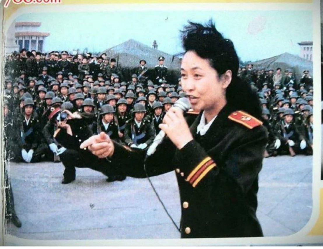 彭败类找习猪头---臭味相投
🔥 彭丽媛为杀人犯唱歌的照片 ！

1989年彭丽媛在天安门广场上，为屠杀大学生和无辜人民群众的戒严部队唱歌。
