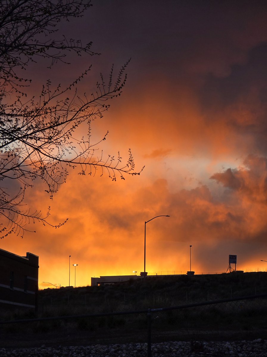 The sky is definitely on fire tonight in Elko 🔥. 
#wxtwitter #sunsetphotography #nvwx