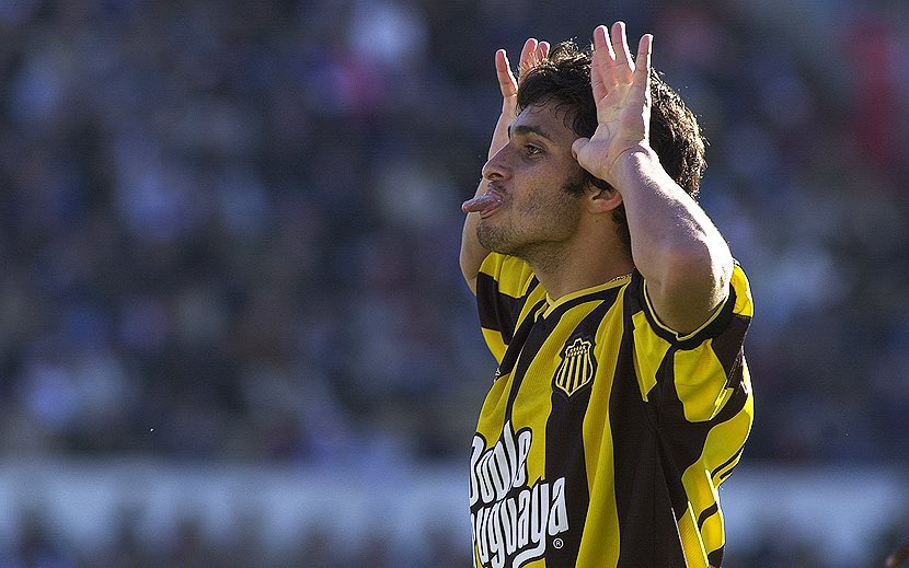 El 10 de mayo de 1980 nacía Carlos Bueno, 2 veces campeón uruguayo con Peñarol y el jugador con más goles clásicos en el Siglo XXI.

Le divertía jugar contra Nacional. Le convirtió 10 goles y confesó "Me sentía el presidente de la República”.

"Ellos son amargos” declaró.