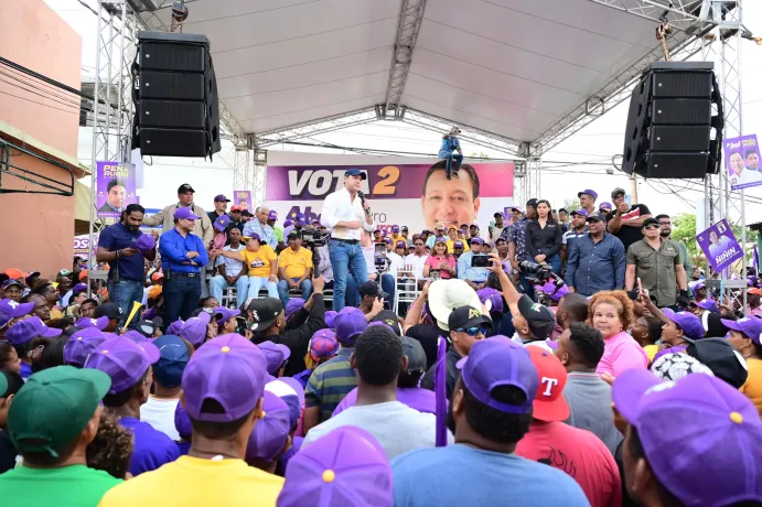 🗳️ «Las elecciones se deciden en las urnas, no en la propaganda» proclamó @AbelMartinezD, candidato presidencial del @PLDenlinea⭐️, ante una multitud que lo esperó en Barahona. 

#ElNuevoDiarioRD
