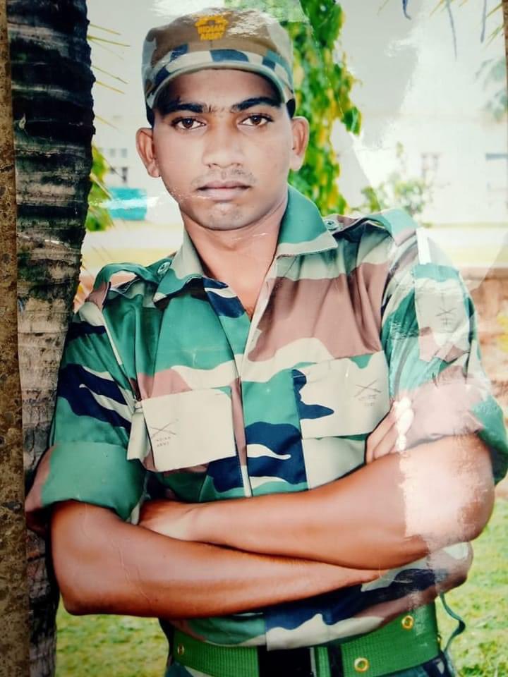 Born on May 10, 1991
Immortalized in Sept 2019
Else he would’ve been 33 today.
Remembering #UnsungHero of @adgpi 

GUNNER MALHARI LAHIRE
152 AAD

#HappyBirthdayBraveheart,
You chose to stay forever 28 and Young Hero of the Nation.
#KnowYourHeroes