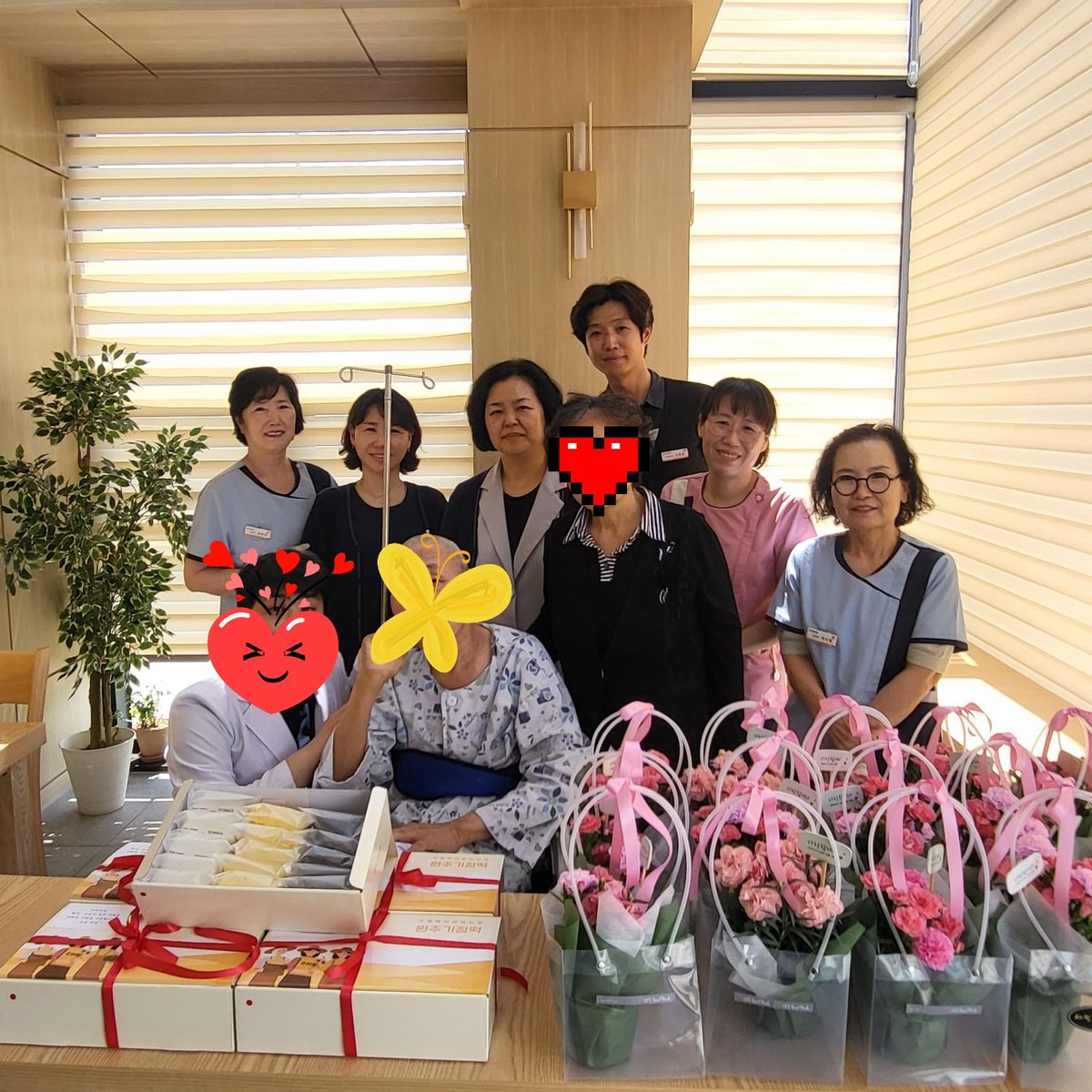 8년째 원예수업다니는 호스피스병동 
어버이날을 맞아 카네이션을 예쁘게 포장해서 갔다드렸습니다
환자분들 잠시나마 기분좋으시라고 ^^
늘 애써주시는 선생님들
오늘 행복하세요^^