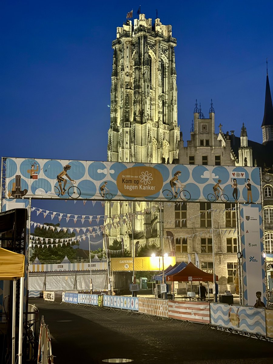 Current location - dag 2.
Mechelen ontwaakt, de rook - euh … mist - om ons hoofd is verdwenen.
Zo dadelijk kruipen hier weer heel veel moedigen op hun fiets voor de 1000 km van Kom op tegen Kanker.
De vrijwilligers gaan zich direct ook smijten.