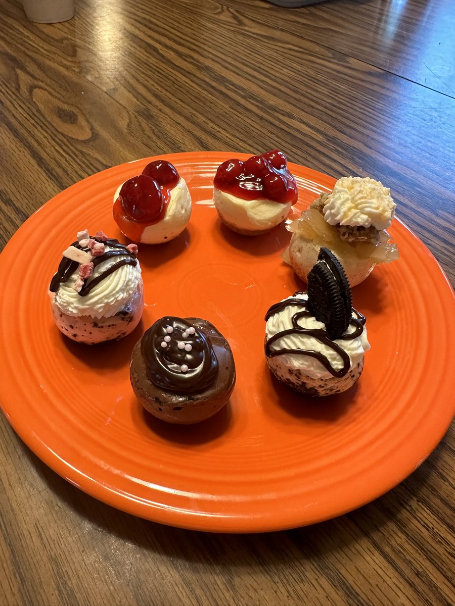 200+ Mini Cheesecakes ✅

Thanks <a href="/TimElge/">Tim Elge</a> and family for letting me bake for your celebration!! Congrats to Sam, Derek, and Kate! 🎓🤗🩷