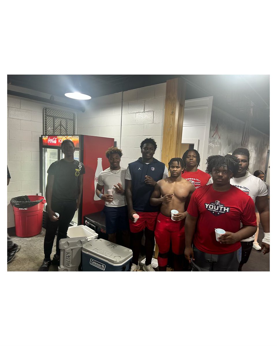 @MalikBlocton came in today to coach up our players! He surprised the team with Italian ice after practice. Thank you for stopping by 🫶🐅🦅 #connectionoverperfection