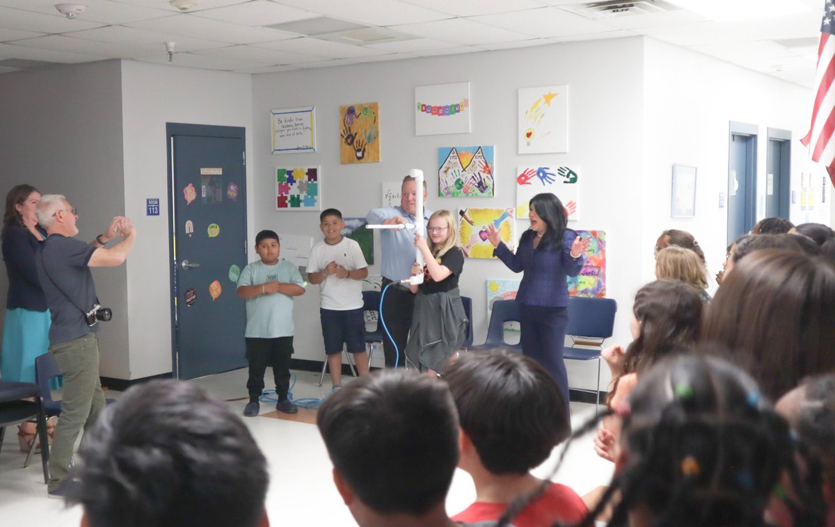 Arizona Treasurer Kimberly Yee visited Echo Mountain Intermediate School @pvschools to share about the AZ529 'My Picture-Perfect Career' Photo Contest. Students were thrilled to share their dream jobs and build STEM rockets as a fun way to launch the photo contest!🚀