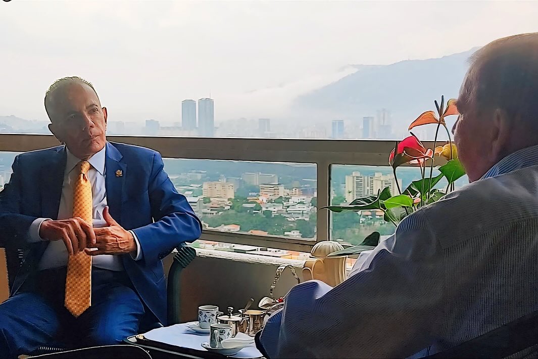 En grata y productiva reunión de trabajo con el candidato de la unidad, <a href="/Edmundogu/">Edmundo González</a>.Nos unen los deseos de hacer posible el reencuentro entre los venezolanos y de comenzar una profunda reconstrucción del país.

#SomosUNT
<a href="/partidoUNT/">Un Nuevo Tiempo</a> 
<a href="/manuelrosalesg/">Manuel Rosales</a>