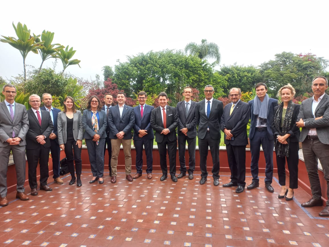 L'Ambassadeur @marcgiacomini a reçu, à Lima, les Conseillers du Commerce extérieur de la France (CCEF), afin qu'ils se réunissent avec @OlivierCadic , le Sénateur des Français établis hors de 🇫🇷 , pour évoquer l'environnement des affaires au Pérou.
#franciaenperú