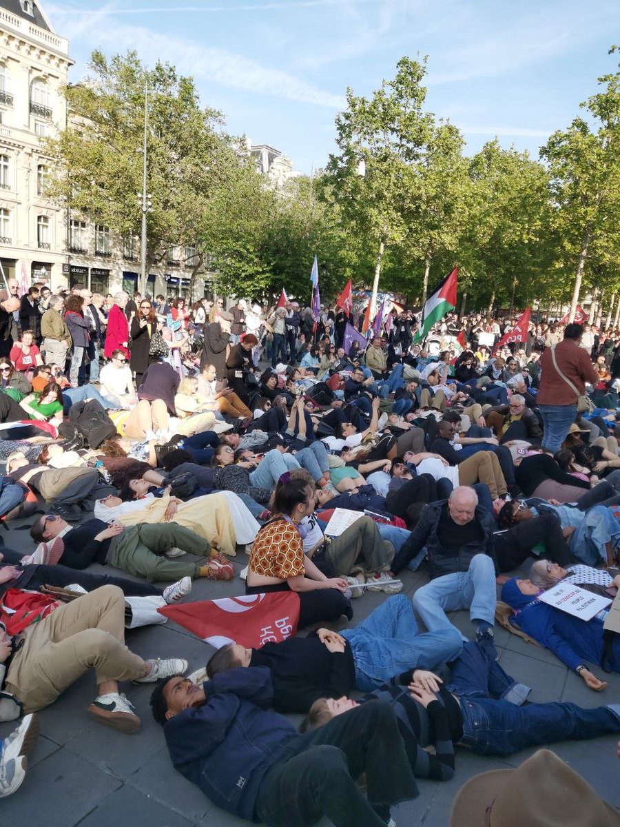 Paris, 9 mai 2024, déjà 7 mois que la population civile palestinienne souffre le martyre à #Gaza. 
C'est en restant mobiliséEs que nous parviendrons à nous faire entendre pour un #CessezLeFeu permanent.
#AllEyesOnRafah #StopArmingIsrael